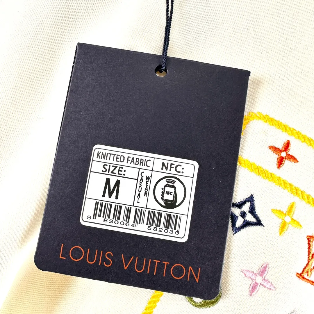 🅿️320 Brand: Louis Vuitton🤳𝗟𝗩 Fabric: ☑️Made of 440g double-strand pure cotton terry👕 Fabric: ☑️Thread with 1*1 double yarn thread. 🔜Comes with dyeing in the same tank. Craftsmanship: ☑️The embroidery uses 3D three-dimensional embroidery technology, 🇧🇫The original computer scan and print is restored 1:1. The pattern is clear and the needle count is dense. It is a rare high-end product on the market! 🇲🇩All three standards are complete! Size: ☑️S 〰️M 〰️L 〰️XL 〰️XXL
